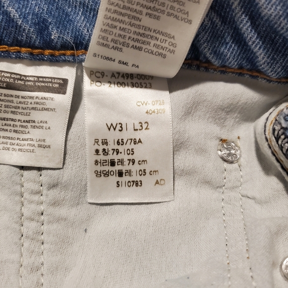 Levi Strauss & Co Women's 31x32 Light Wash Distressed Straight Leg Jeans - Picture 4 of 6